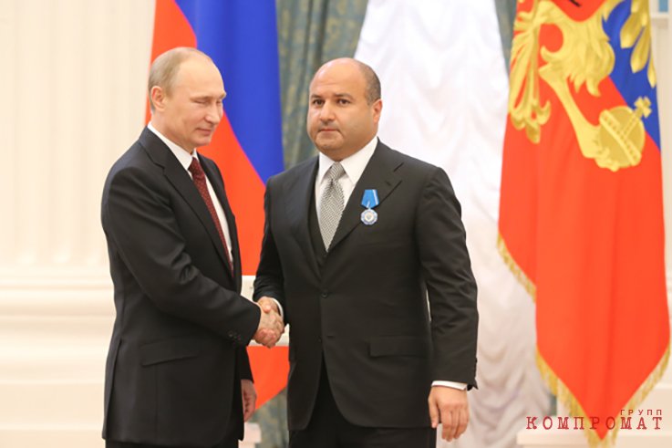 Георгий Беджамов (справа), тогдашний глава Федерации бобслея России, получает от Владимира Путина (слева) награду в благодарность за успех российской команды на Олимпиаде в Сочи. Март 2014 года