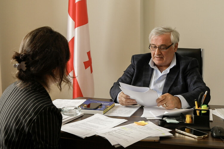 Dilar Khabuliani speaks to a reporter qhiquzidqkiqerrkm